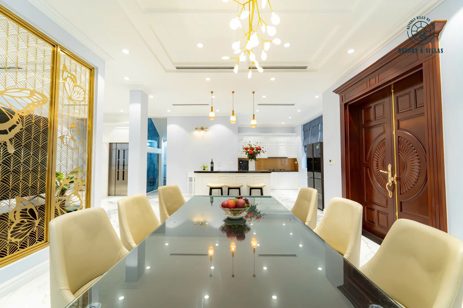 Phòng ăn rộng trong villa Beverly Hills Hạ Long