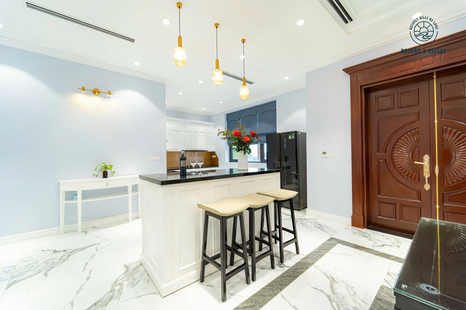 Phòng bếp villa Hạ Long với đầy đủ thiết bị nấu nướng