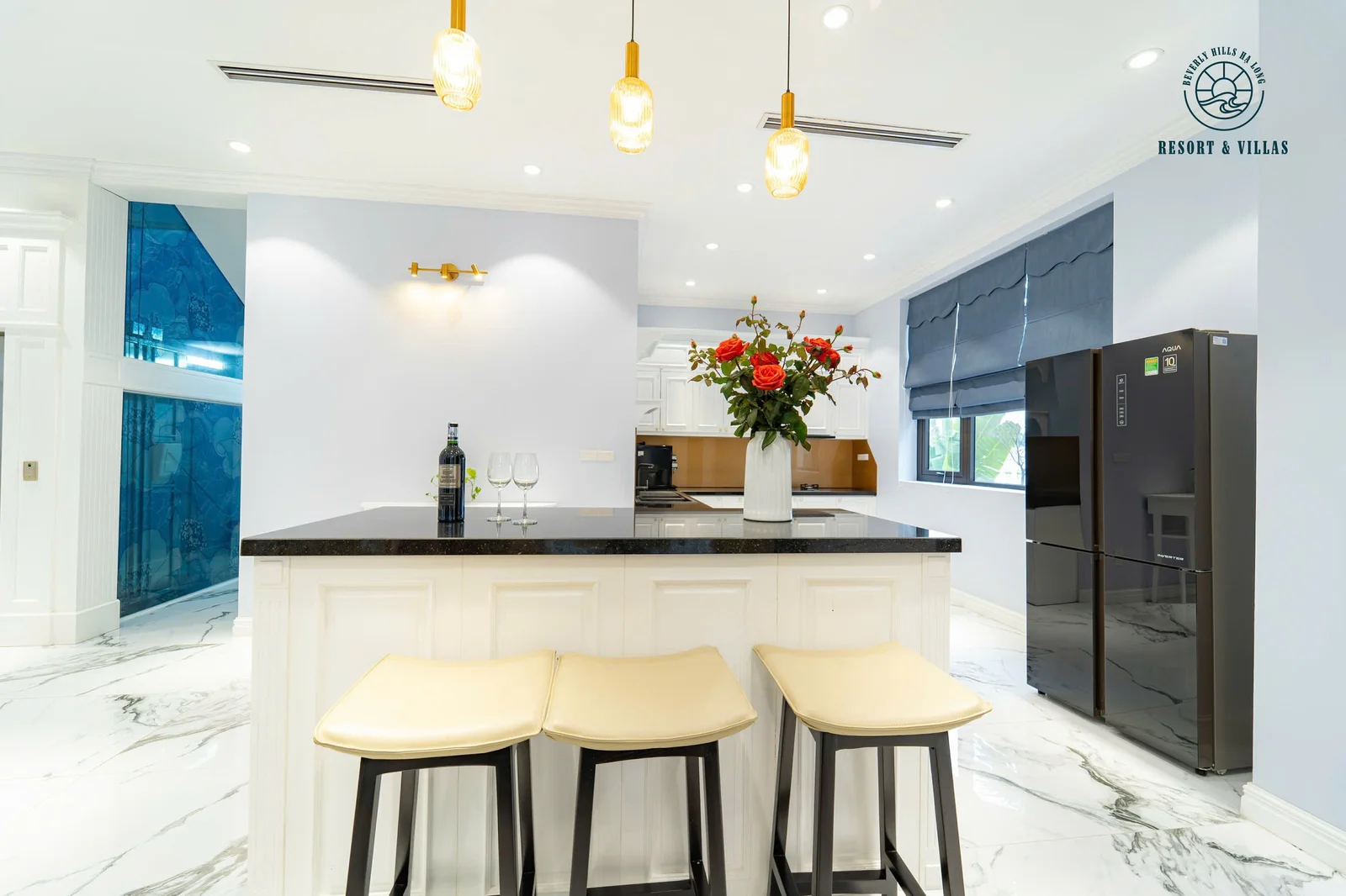 Quầy bar và bếp đầy đủ dụng cụ trong villa Hạ Long