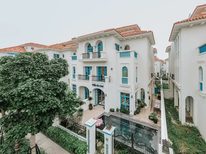 Villa Sun Feria C6-12 De Luu Villa - toàn cảnh bể bơi riêng và mặt tiền villa