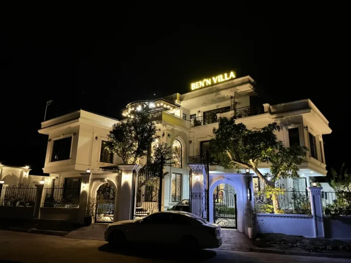 Mặt tiền Ben 1 Villa Tuần Châu về ban ngày với bảng tên BEN'N VILLA