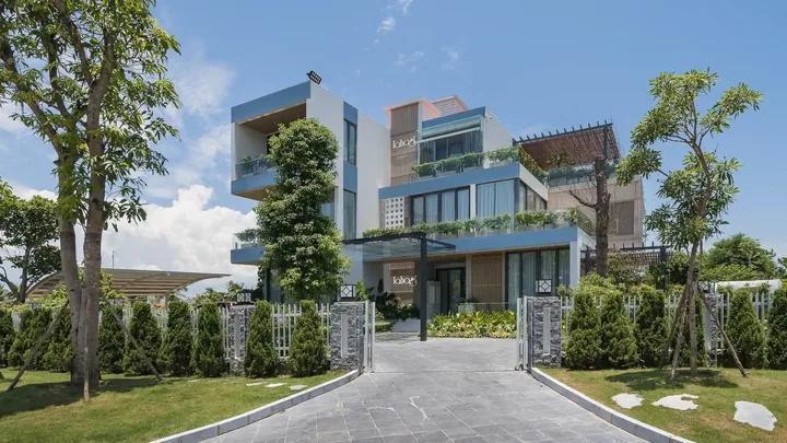 Mặt tiền Tahagi Tropical Villa nhìn từ đường vào buổi sáng