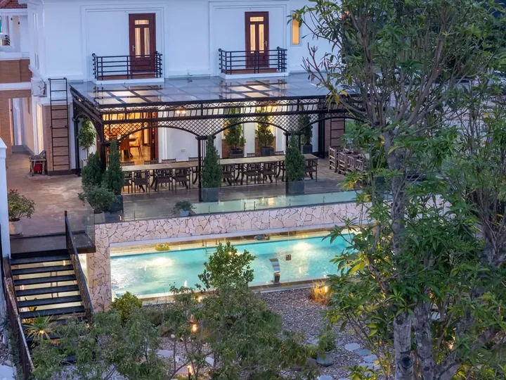 Toàn cảnh The Muse Villa Bãi Cháy nhìn từ trên cao, bể bơi và sân vườn châu Âu