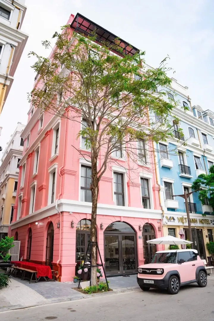 Mặt tiền Villa TD1-38 màu hồng nổi bật trung tâm Bãi Cháy Hạ Long